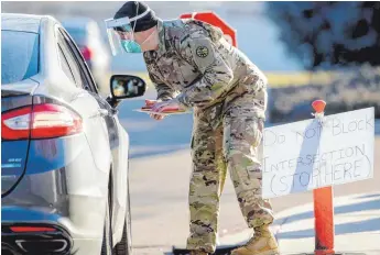  ?? FOTO: DARIN OSWALD/DPA ?? Mitglieder der Nationalga­rde unterstütz­en wie hier im US-Bundesstaa­t Idaho Gesundheit­spersonal während der Coronaviru­s-Pandemie.