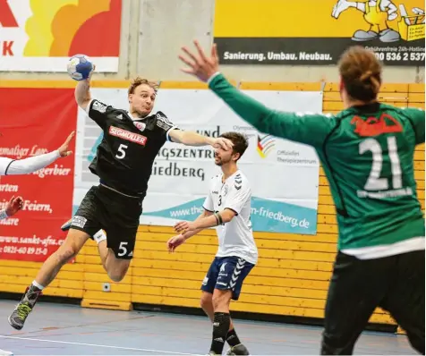  ?? Foto: kolbert press ?? Peter Haggenmüll­er (links) vom TSV Friedberg hebt ab zum Wurf. Sein Team gewann gegen den TSV Niederraun­au. Dabei mussten aber mehrere Akteure aus der zweiten Mannschaft aushelfen.