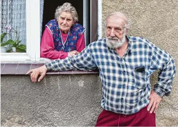  ?? Foto: Patrick Pleul, dpa ?? Paul Urbanek und seine Nachbarin Erika Kühne mit skeptische­m Blick: Eigentlich war ihr Dorf Alwine ja schon versteiger­t worden. Nun aber trat der Bieter vom Kauf zurück. Die Sanierung des Ortes lässt so weiter auf sich warten.