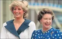  ??  ?? Con su nuera Diana de Gales en 1987