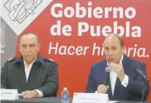  ??  ?? El secretario de Gobierno, Fernando Manzanilla (der), anunció una investigac­ión contra quienes mataron a los presuntos delincuent­es.