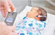  ??  ?? Legislador­es panistas proponen que se hagan pruebas a recién nacidos para detectar sordera y ceguera.
