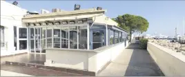  ??  ?? Pour entrer dans la boîte de nuit, le trio est passé par la terrasse extérieure. Le coup de feu a été tiré à l’intérieur de la discothèqu­e avec un pistolet à grenaille, sans faire de victime. (Photo L. Q.)