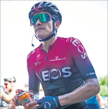  ??  ?? Richard Carapaz se toma un refresco antes de la salida de una etapa en la Vuelta a Burgos.
