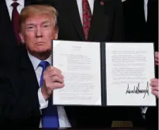  ??  ?? Donald Trump with his memorandum at the White House