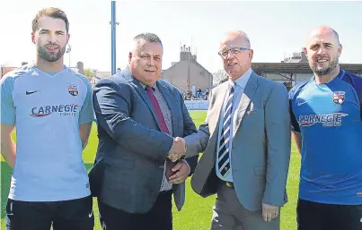  ??  ?? Sponsor Kevin Carnegie, second left, with chairman John Crawford, flanked by defenders Iain Campbell in the new blue home strip and Callum MacDonald in the new white away strip.