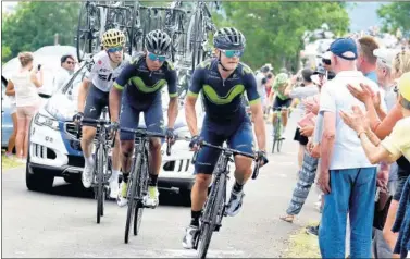  ??  ?? MAL DÍA. Nairo Quintana marcha a rueda de su compañero y compatriot­a Betancur.