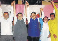  ?? PTI FILE ?? Union minister Nitin Gadkari with Maharashtr­a chief minister Devendra Fadnavis and party MLAs in Nagpur.