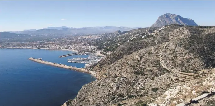  ?? Fotos: Ingrid Lechner ?? Berge hinter Bergen hinter Bergen: Der Blick auf die Bucht von Jávea und weit ins Land fasziniert die Besucher des Kaps.