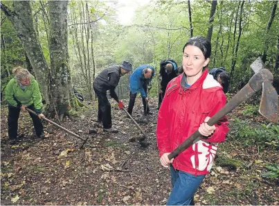  ?? Picture: Phil Hannah. ?? Sarah Malone of Perth and Kinross Heritage Trust and volunteers start to excavate on King’s Seat hill fort near Dunkeld.