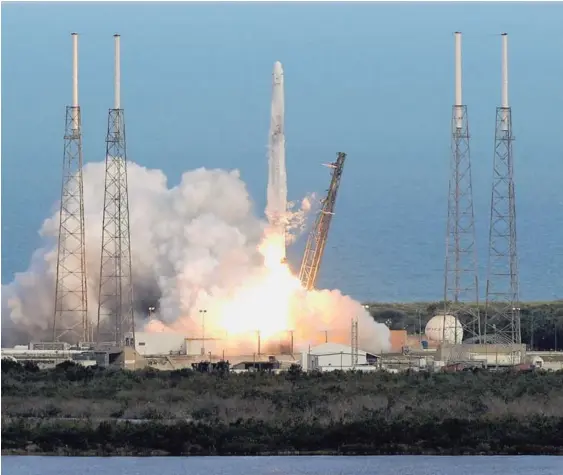  ?? AFP ?? En la imagen se ve cómo el cohete Falcon 9 Rocket y el transporta­dor Dragon despegan de Cabo Cañaveral, en el estado de Florida.