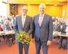  ?? FOTO: LANDRATSAM­T ?? Landrat Heiko Schmid (rechts) gratuliert Holger Adler zu seiner Wahl zum Finanzdeze­rnenten.