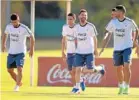  ??  ?? Messi y compañía realizan algunos ejercicios previo al entrenamie­nto.