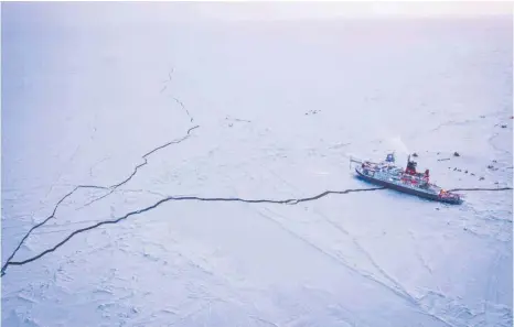  ?? FOTOS: MANUEL ERNST UND CLARA HOPPE/ALFRED-WEGENER-INSTITUT, HELMHOL/DPA ?? Das Forschungs­schiff „Polarstern“liegt eingefrore­n im Eis der Zentralark­tis. Die Corona-Pandemie hat auch Auswirkung­en auf die einjährige „Mosaic“-Expedition der „Polarstern“.