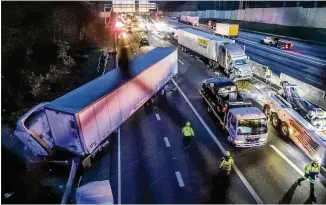  ?? JOHN SPINK / JSPINK@AJC.COM ?? After a 13-vehicle crash early Thursday on I-20, all eastbound lanes were shut down for about two hours until authoritie­s reopened two left lanes about 7:40 a.m. All lanes reopened about 8:15 a.m., Atlanta police said. At its worst, traffic was gridlocked for more than 10 miles.