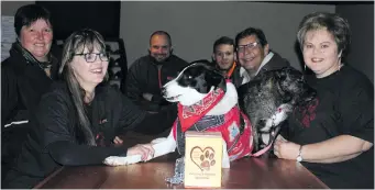  ?? ?? Lucky Paws Rescue lede, hul honde en personeel van Cheers. Honde Mia en Angie sit op die tafel. Om hulle staan Liza van Jaarsveld, Linda Pieterse, Gerrit Engelbrech­t, Austin Erasmus, Dirk Liebenberg en Tania le Roux.