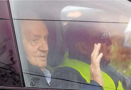  ?? Foto: Efe ?? Juan Carlos I saluda desde el coche en su última visita a Sanxenxo.