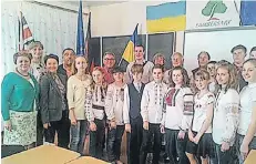  ?? FOTO: SORKUN ?? In Kanew traf Özcan Sorkun (4.v.l.) unter anderem auf eine Schulklass­e, die er später zum Pizzaessen einlud. Der Gastronom reiste in die Ukraine, um dort Spenden an Organisati­onen zu übergeben.