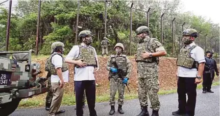  ?? (Foto Amran Hamid/bh) ?? Ismail Sabri (dua dari kiri) ketika melakukan lawatan ke Kem Penempatan Tentera Darat dan kawasan operasi sempadan Malaysia-thailand di Kem Bukit Kayu Hitam, semalam.