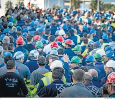  ?? JULIO GONZÁLEZ ?? Empleados de industria auxiliar de Navantia Puerto Real, durante una protesta reciente.