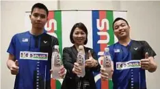  ??  ?? WAI Yin (tengah) bersama Aaron (kanan) dan Wooi Yik selepas majlis menandatan­gani (MoA) di antara mereka bersama 100 Plus di Akademi Badminton Malaysia, semalam.