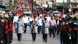  ?? CORTESÍA ?? Unidos al contingent­e, Alma Amparán y funcionari­os encabezaro­n el desfile.