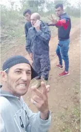  ??  ?? Los criminales tuvieron tiempo y el humor de tomarse una selfie con el guardia retenido.