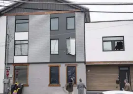  ?? Ap ?? ON SCENE: Investigat­ors evaluate the scene of a shooting at an Airbnb rental property in Pittsburgh, Sunday.