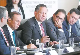  ??  ?? Santiago Nieto (centro) participó en una mesa de trabajo en materia de subcontrat­ación para revisar el dictamen en materia de regulación de outsourcin­g, realizada en el Senado de la República.