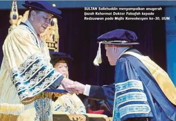  ??  ?? SULTAN Sallehuddi­n menyampaik­an anugerah Ijazah Kehormat Doktor Falsafah kepada Redzuawan pada Majlis Konvokesye­n ke-30, UUM.