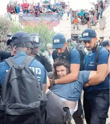  ?? EFE ?? La policía sometió a colonos durante el desalojo del asentamien­to ilegal judío de Elazar/