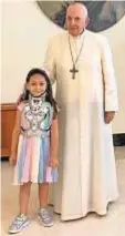  ??  ?? 0 La niña junto al Papa Francisco, en el Vaticano, el pasado 8 de junio.