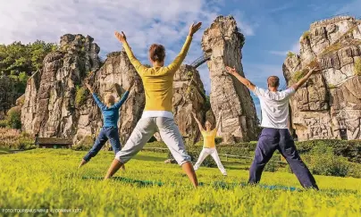  ?? FOTO: TOURISMUS NRW E.V./ DOMINIK KETZ ?? Vor der traumhafte­n Kulisse der Externstei­ne kann man bei einer Yoga-Stunde Körper und Geist in Einklang bringen. In Horn-Bad Meinberg finden Besucher das größte Yoga-Zentrum außerhalb Indiens.