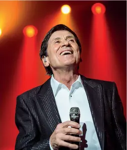  ??  ?? Gianni Morandi, 73 anni, conta su Facebook oltre due milioni di like