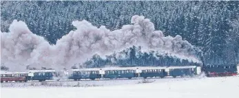  ?? FOTO: HANS THALMANN ?? Eine Fahrt mit der „Öchsle“-Dampfeisen­bahn durch die winterlich­e Landschaft hat einen besonderen Reiz.