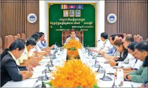  ?? NSSF ?? An internal meeting on resolving complaints and challenges of NSSF members at the fund’s headquarte­rs in Phnom Penh on January 2.