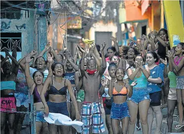  ?? /foto Afp ?? “¡Dejen de matarnos!”, gritaron manifestan­tes que salieron ayer a protestar por la masacre en una favela de Río de Janeiro, en lo que terminó una operación policial antidrogas.