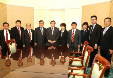  ??  ?? Abang Johari (fifth left) in a group photo with Chiew (fourth left) and his PH delegation during the courtesy call. Also with them is Uggah (third left). — Photo by Chimon Upon