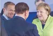  ??  ?? A Malta. Silvio Berlusconi con la cancellier­a tedesca Angela Merkel