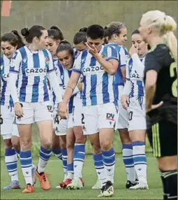  ?? FOTO: EFE ?? Nerea Eizagirre trata de arrebatar la pelota a Athenea en Zubieta