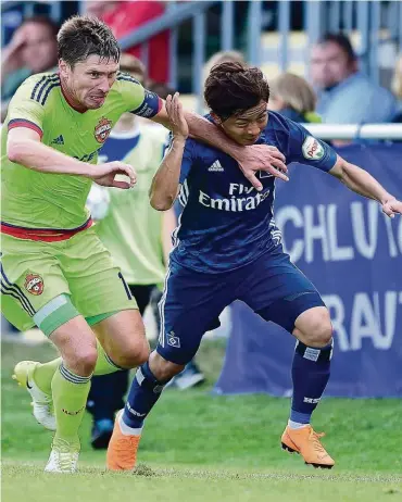  ??  ?? Durchgebis­sen: Tatsuya Ito (r.) und der HSV zeigten gegen Moskau (hier Kirill Nababkin) großen Willen.