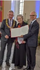  ??  ?? Margaret Atwood mit Frankfurts Oberbürger­meister Peter Feldmann (l.) und dem Vorsteher des Börsenvere­ins, Heinrich Riethmülle­r