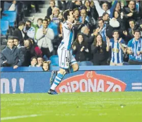  ?? FOTO: L.M. UNCITI ?? Mikel Oyarzabal celebró así su golazo, que inauguró el marcador de Anoeta