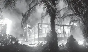  ??  ?? BUKAN KHIANAT: Kebakaran memusnahka­n premis asrama di Muzium Tapak Warisan Arkeologi Bukit Tengkorak.