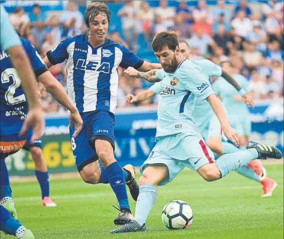  ?? FOTO: MANEL MONTILLA ?? Messi dispara a puerta El argentino fue decisivo un día más y marcó los dos goles del Barça, que permiten a los azulgrana sumar seis puntos de seis tras dos jornadas de Liga