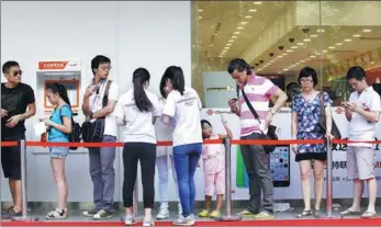  ?? PROVIDED TO CHINA DAILY ?? Customers line up at an outlet of China United Telecommun­ications Corp in Guangzhou, capital of Guangdong province.