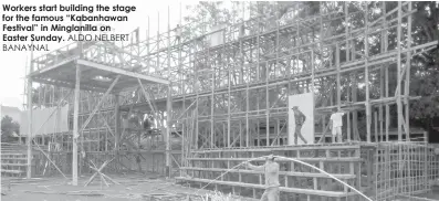  ?? BANAYNAL
ALDO NELBERT ?? Workers start building the stage for the famous “Kabanhawan Festival” in Minglanill­a on Easter Sunday.