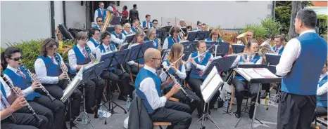  ?? FOTOS: BRIGITTE WALTERS ?? Die Stadtkapel­le spielt unter Leitung von Reiner Hobe zum Frühschopp­en beim Pfarrfest der St. Nikolaus-Pfarrei auf.