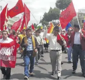  ??  ?? Participan­tes en la marcha indígena hacia Quito.