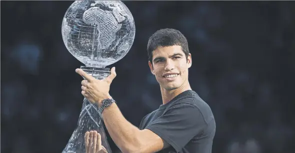  ?? Foto: EFE ?? Carlos Alcaraz, el número uno más joven de la historia a sus 19 años, recogió el trofeo que la ATP da a los que llegan a la cima del ranking mundial antes de su debut en París-bercy